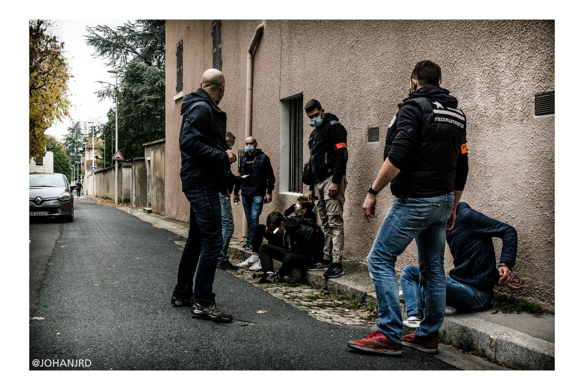 Après la petite course poursuite, ce seront 3 jeunes qui seront embarqués par la police.  #blocus  #BlocagesLycees  #lycee  #COVID19