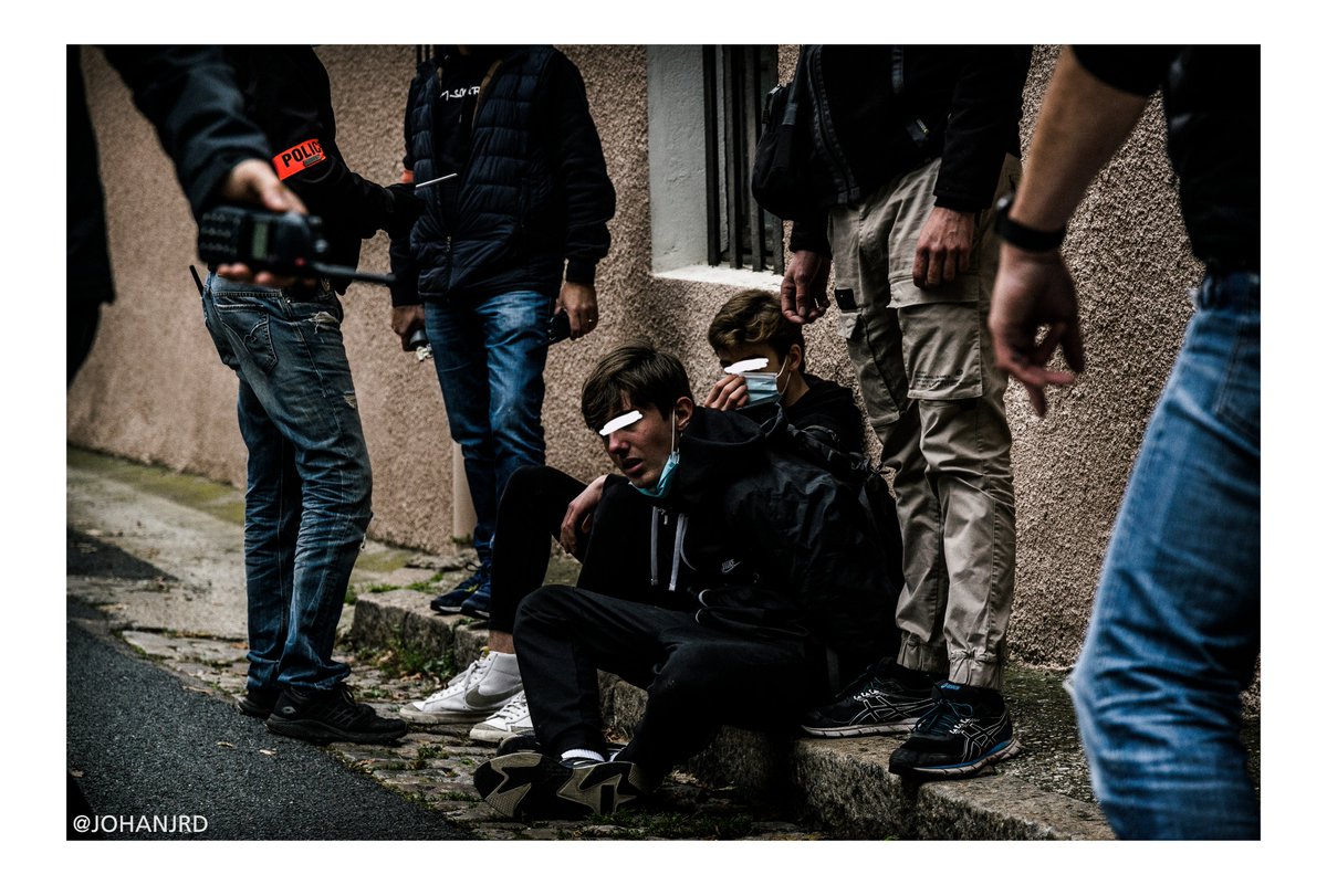 Après la petite course poursuite, ce seront 3 jeunes qui seront embarqués par la police.  #blocus  #BlocagesLycees  #lycee  #COVID19