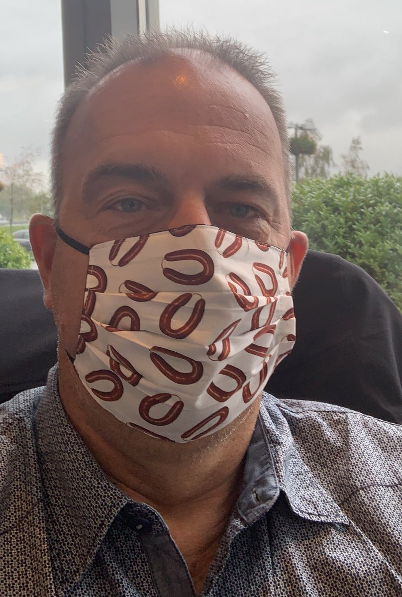 JGAPaans's tweet photo. Het verkleinen van de kans op Corona besmetting begint bij ons zelf. Dus ik was mijn handen stuk, gebruik de desinfecteer pompjes en hygiënische doekjes, houdt afstand én draag mondkapjes. Niet alleen waar het moet, ook waar het kan. Goed gedrag begint bij? Juist, jezelf! #doemee https://t.co/QxGzTxnLj9