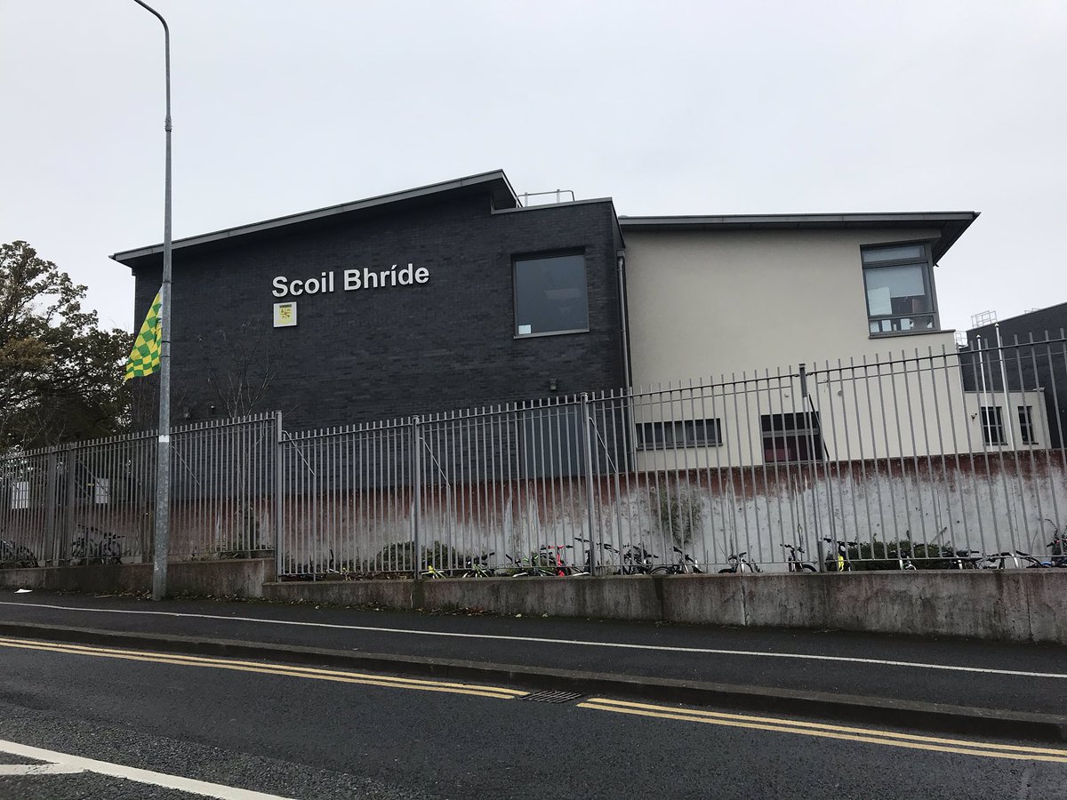 michaelcahill67's tweet photo. Fantastic to be back in Scoil Bhride Kill NS with the very enthusiastic 6th and 5th classes today - 1st of 6 sessions #CleanHands #Pods #WearAMask #Keepball #Gates #EndBall #TagRugby π @leinsterrugby @LeinsterBranch #FromTheGroundUp @NaasRFC π https://t.co/qYJa0YvN20