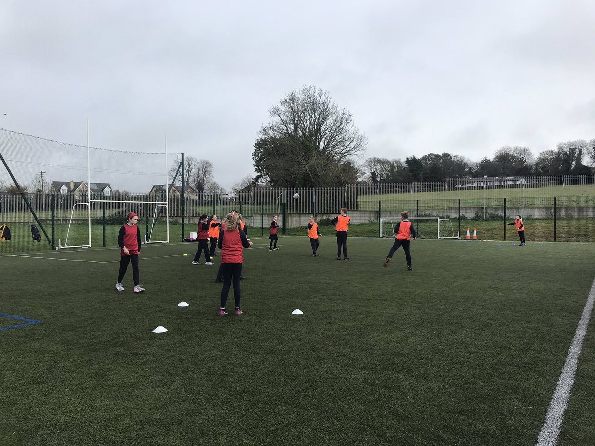 michaelcahill67's tweet photo. Fantastic to be back in Scoil Bhride Kill NS with the very enthusiastic 6th and 5th classes today - 1st of 6 sessions #CleanHands #Pods #WearAMask #Keepball #Gates #EndBall #TagRugby π @leinsterrugby @LeinsterBranch #FromTheGroundUp @NaasRFC π https://t.co/qYJa0YvN20