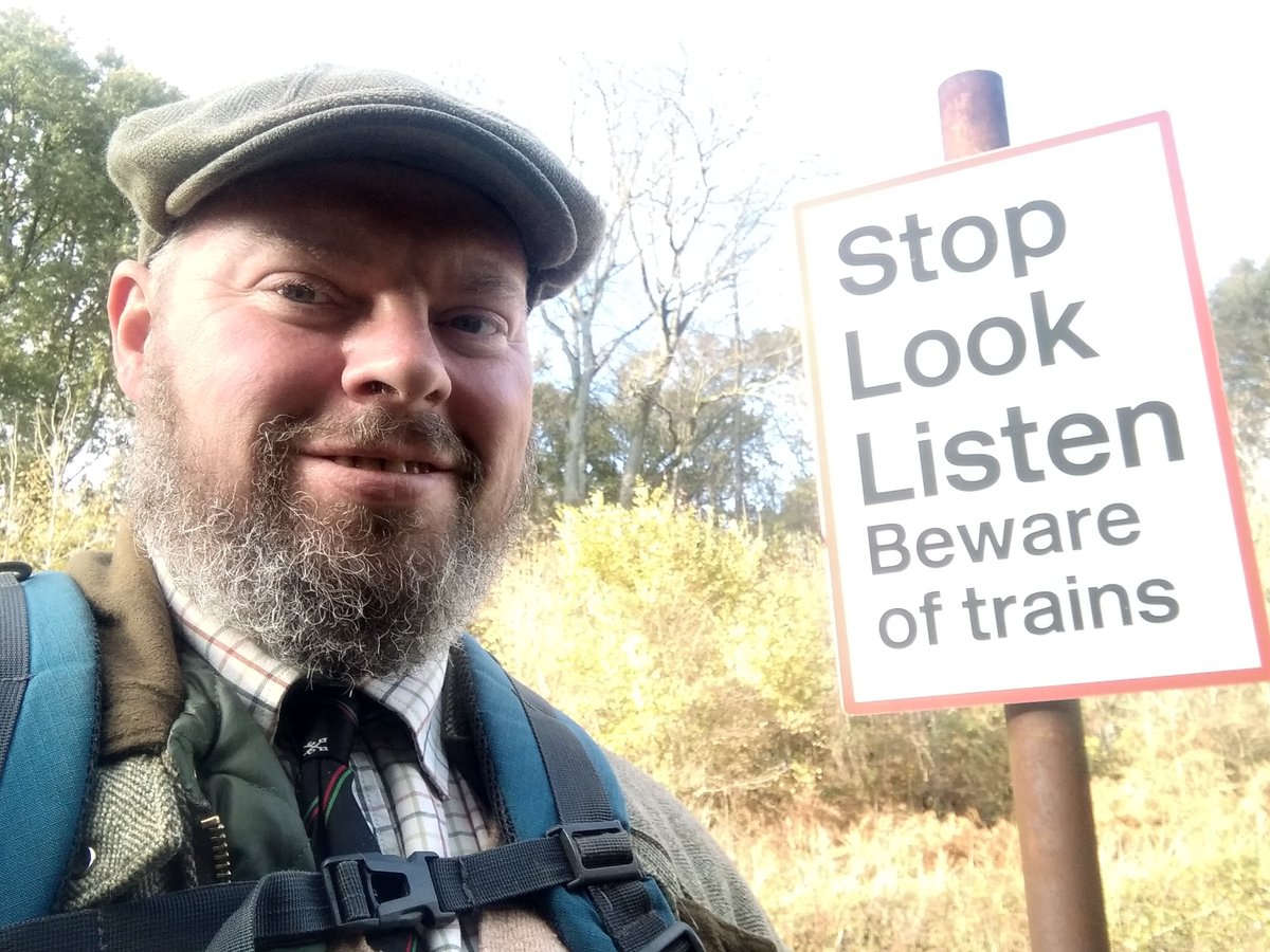 Across the railway line at the little unattended pedestrian crossing & into the hamlet of Stert. Trains come through here at 70+ mph so you really do want to stop, look, and listen.  #Wiltshire  #LockdownDay