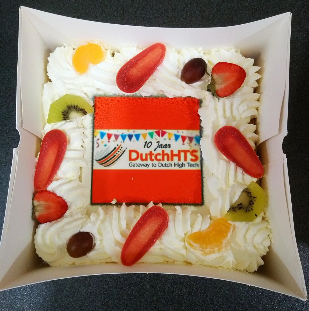 IPS_Technology's tweet image. Dank je wel @dutchhts voor de lekker taart! Nogmaals gefeliciteerd met het 10-jarig jubileum.