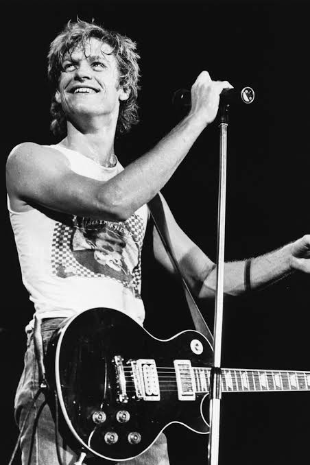 Happy birthday Bryan Adams! I wonder, do you still like to waking up your neighbours? 