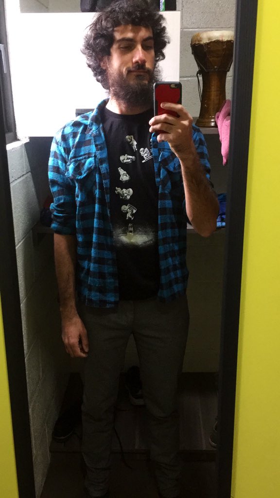 Cambiándome desde el set, que hoy se filman nuevas cosas para #ComoEscribirUnCamino 🚀

¿Cuál video musical será?