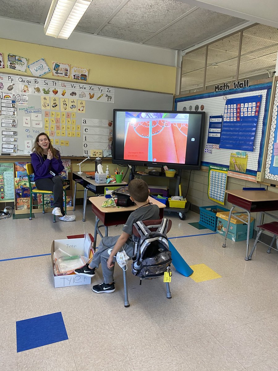catherineluke49's tweet photo. Miss DeWolfeβs first grade class make predictions about a story. The Ss have great insight by looking at patterns in the story. #LittleSchoolBigHeart #WorkingSnack https://t.co/GmOOEfNIV5