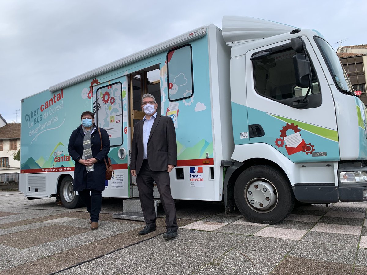 cantalauvergne's tweet photo. 🚨live : le bus mis à disposition du laboratoire #sylab pour aller au plus près des cantaliens pour réaliser les tests #covid sera lundi monsalvy, mardi Massiac #Concret #efficace #pragmatiue ⁦@brunofaure⁩ ⁦@VincentDescoeur⁩ ⁦@The_Frix⁩ ⁦@laetitiatheo19⁩ https://t.co/B5nQghr4ul