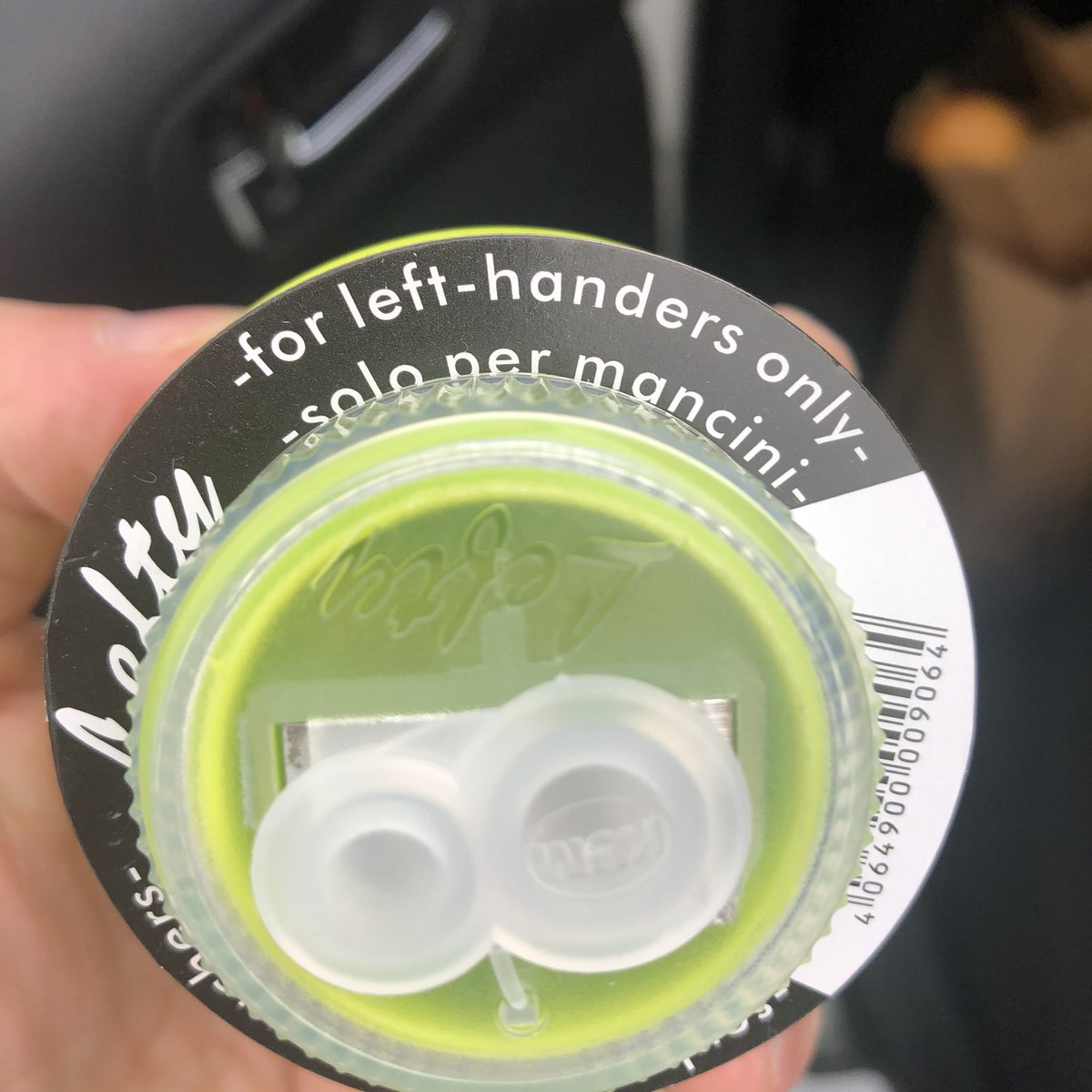 Frábært. Keypti yddara og rek svo augun í það núna að ekki nóg með það að hann sé fyrir örvhenta að þá er hann eingöngu fyrir örvhenta. Ekki séns ég nenni að skila. Handtakið mig bara.