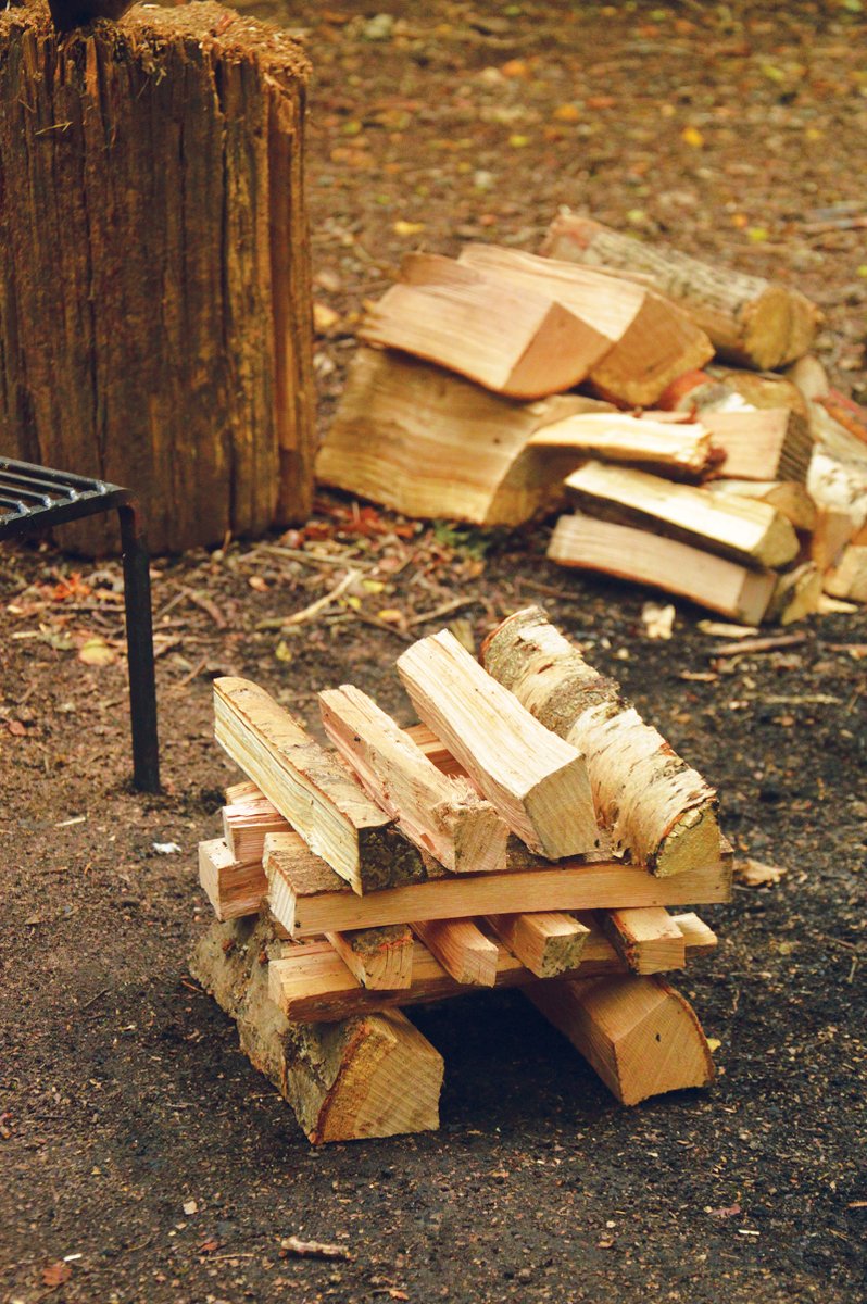 GMCbooks's tweet photo. Happy #BonfireNight2020! The #HunterGatherCook #cookbook has excellent advice on #howtomakeafire so whether youโre cooking or just making a celebratory #bonfire please check out our Insta for some essential #firebuilding tips & advice on building a fire https://t.co/ChXk48dltN https://t.co/qRWhixVM92