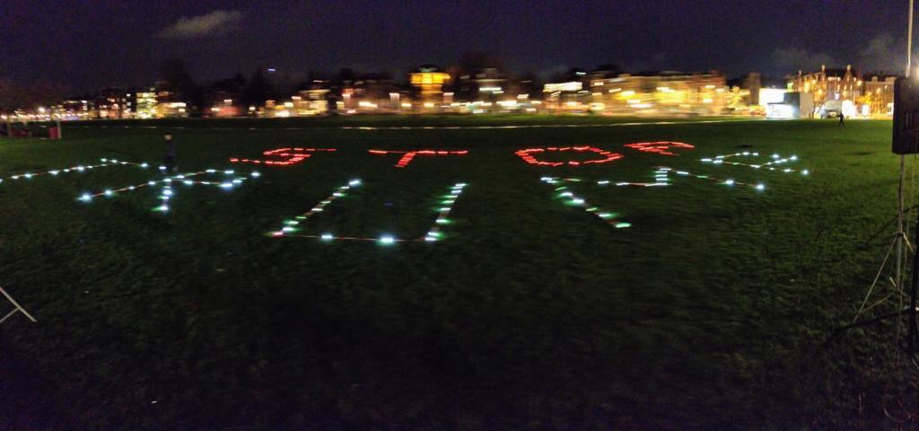 De_Goede_Zaak's tweet photo. Gisteren stonden bezorgde burgers op voor de Amerikaanse democratie, bij een fietslichtprotest op het Museumplein. Met honderden fietslichtjes schenen zij, vlakbij het Amerikaanse Consulaat, een licht op de duistere krachten van de Amerikaanse democratie. #bikelightprotest https://t.co/TE7Wimu5kR
