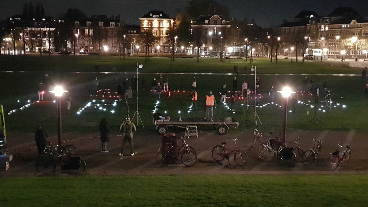De_Goede_Zaak's tweet photo. Gisteren stonden bezorgde burgers op voor de Amerikaanse democratie, bij een fietslichtprotest op het Museumplein. Met honderden fietslichtjes schenen zij, vlakbij het Amerikaanse Consulaat, een licht op de duistere krachten van de Amerikaanse democratie. #bikelightprotest https://t.co/TE7Wimu5kR