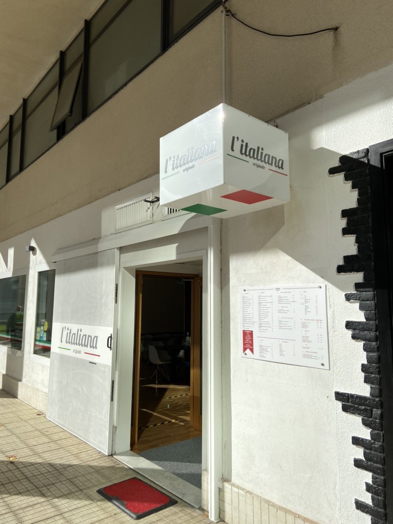 Holaaa gente, la novia de mi mami tiene una pizzería aquí en Vigo y con esto del cierre van a seguir funcionando tanto para recoger como a domicilio. Está en Teixugueiras 12 y es 100% italiana os juro que está todo buenísimo 🥺🥺 
Os agradecería mil la difusión 😊❤️