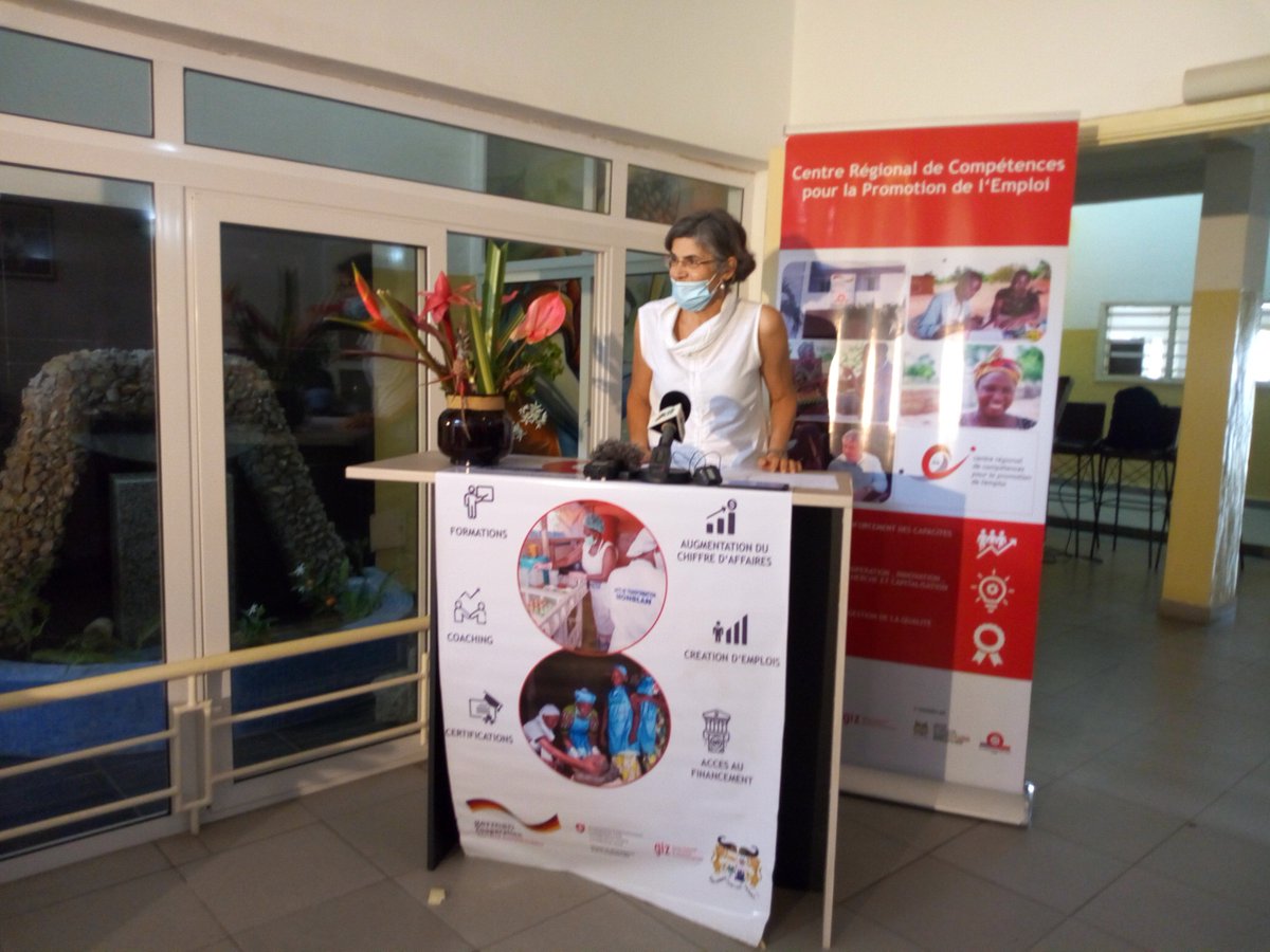 DDCBenin's tweet photo. La Suisse🇨🇭vient de donner 1⃣8⃣9⃣mio FCFA pour appuyer 5⃣0⃣0⃣entrepreneur-e-s du #PROCIVA qu’elle cofinance avec l’Allemagne🇩🇪. Cet appui complète les mesures sociales de @gouvbenin et vise à stabiliser la situation socio-économique en temps de #COVID19 au🇧🇯. #wasexo #gouvebenin https://t.co/ZPrG78Wz2R