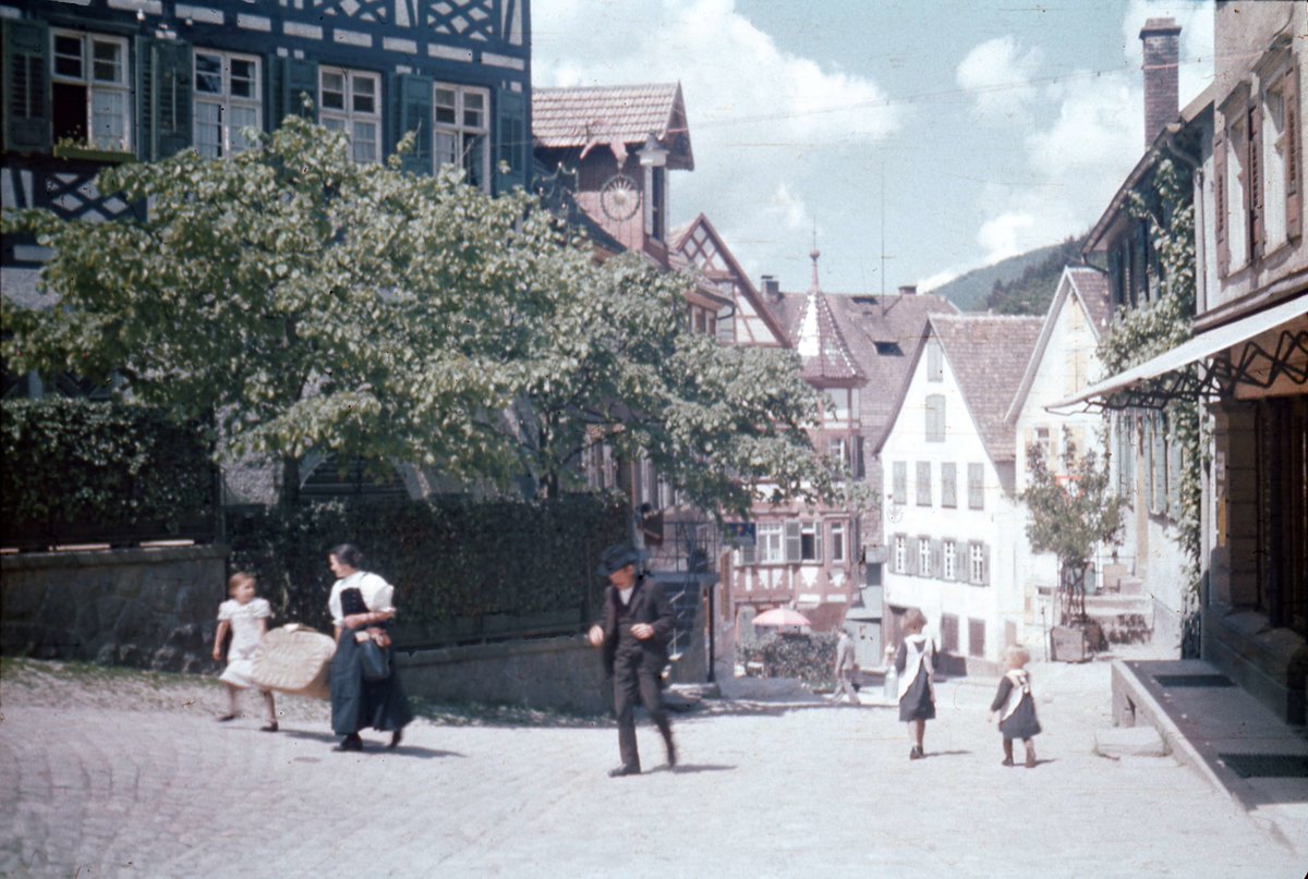 ddbkultur's tweet photo. Schöne Sache: Kürzlich kamen vom Museum am Markt Schiltach Stadtansichten aus den 1930er/40er Jahren in unser Portal. Die Suche in der DDB nach der eigenen Heimatgemeinde kann Erstaunliches zutage fördern. Zeigt uns doch mal, was Ihr findet - viel Spaß! 😉https://t.co/GjjhuVRLnu https://t.co/pEdnvzCQxD