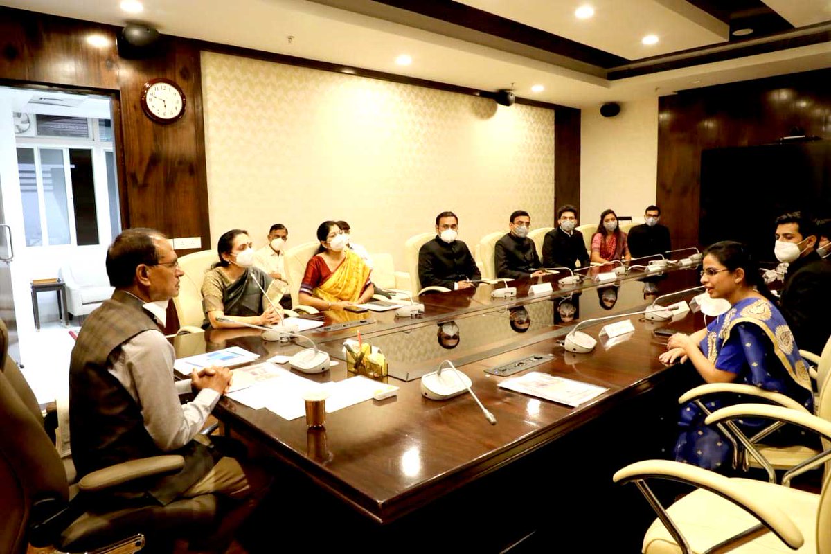 CMMadhyaPradesh's tweet photo. मुख्यमंत्री श्री @Chouhanshivraj से आज मंत्रालय में प्रशिक्षु आई.ए.एस. अधिकारियों ने सौजन्य भेंट की।

#CMMadhyaPradesh https://t.co/WXXdCfmEBm