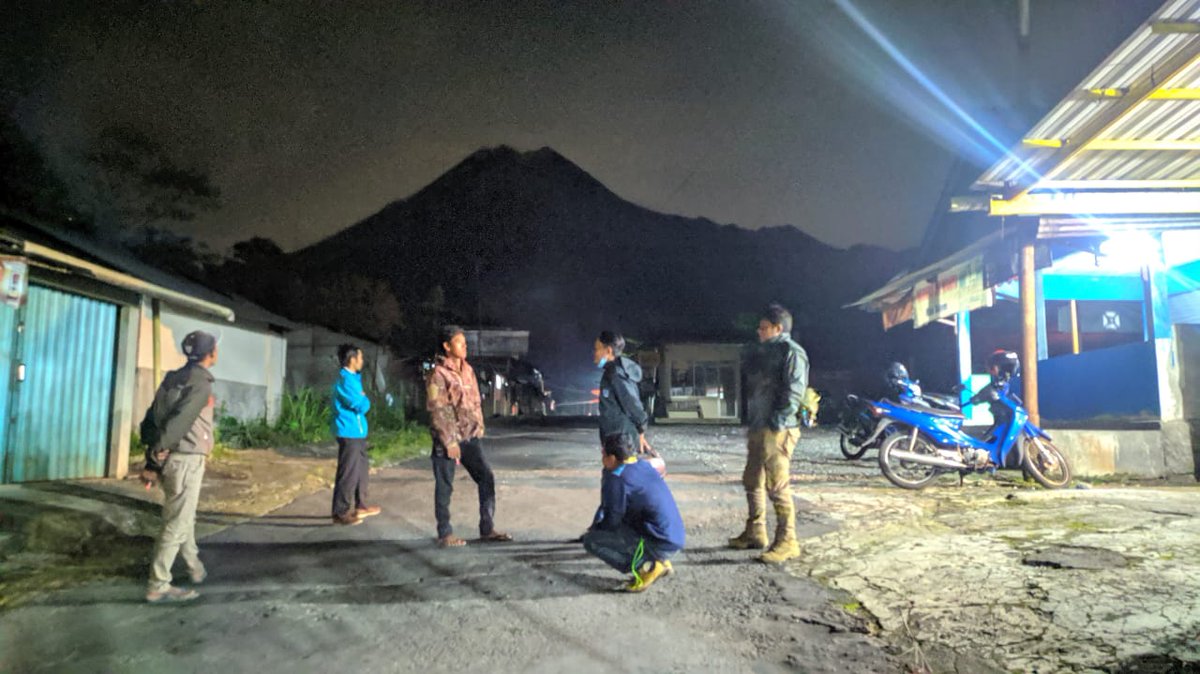 Dari dusun Ngrangkah Umbulharjo Cangkringan jarak 5 km dari puncak merapi masih aman terkendali untuk saat ini min
<a href="/merapi_uncover/">Merapi Uncover</a>
@berandasleman
<a href="/IniSleman/">IG : @ini.sleman</a>