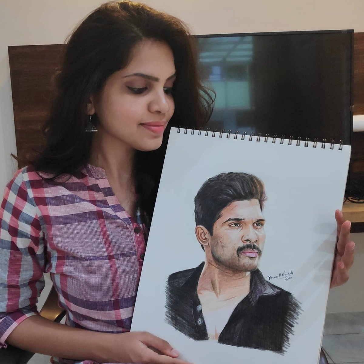 Artwork of @alluarjun sir✍️
#colorpencilportraits #AlluArjun #AlluSneha #AlluSnehaReddy #Telugu #TeluguCinemaNews #TeluguFilmNagar #Tollywood #TollywoodActor