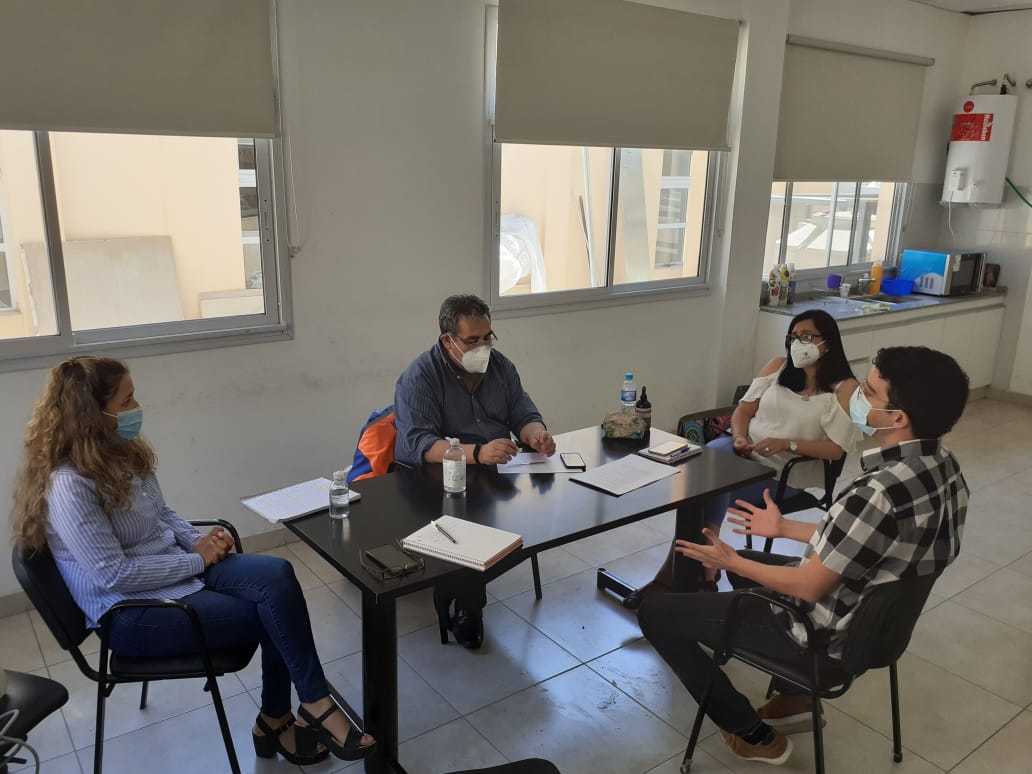 cucailar's tweet photo. El Dir. del CUCAILaR @carlosreimu , recibió a la Coord. Prov del Prog de Nefrología Dra Erica Nieto y el Dr Rodrigo Buteller, nefrólogo del HVB, y evaluaron comenzar a trabajar en la creación de un Centro de Evaluación Pre-Trasplante y seguimiento de pacientes Post-trasplante. https://t.co/Wm2Gumu07M