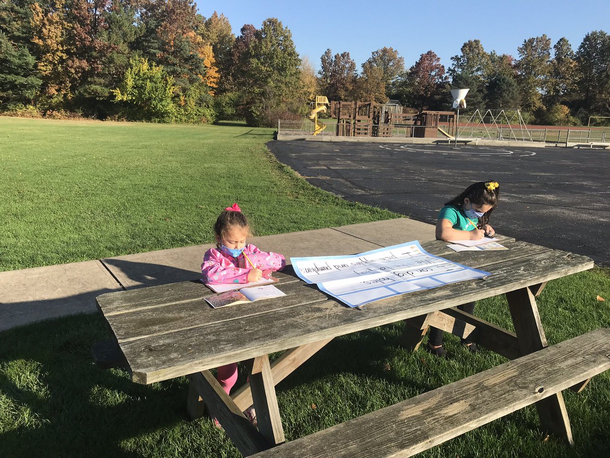 Soaking up this beautiful, fall weather and taking our Fundations lesson outside today! ☀️🍁📝
#engaging
#ilovefall
#mixingitup