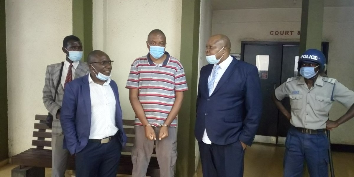 @jngarivhume @JobWiwaSikala
at Harare Magistrates Court- standing in solidarity with @daddyhope 
@ZimRightsLIVE @jngarivhume @ZLHRLawyers @LynneStactia @MamoyoT