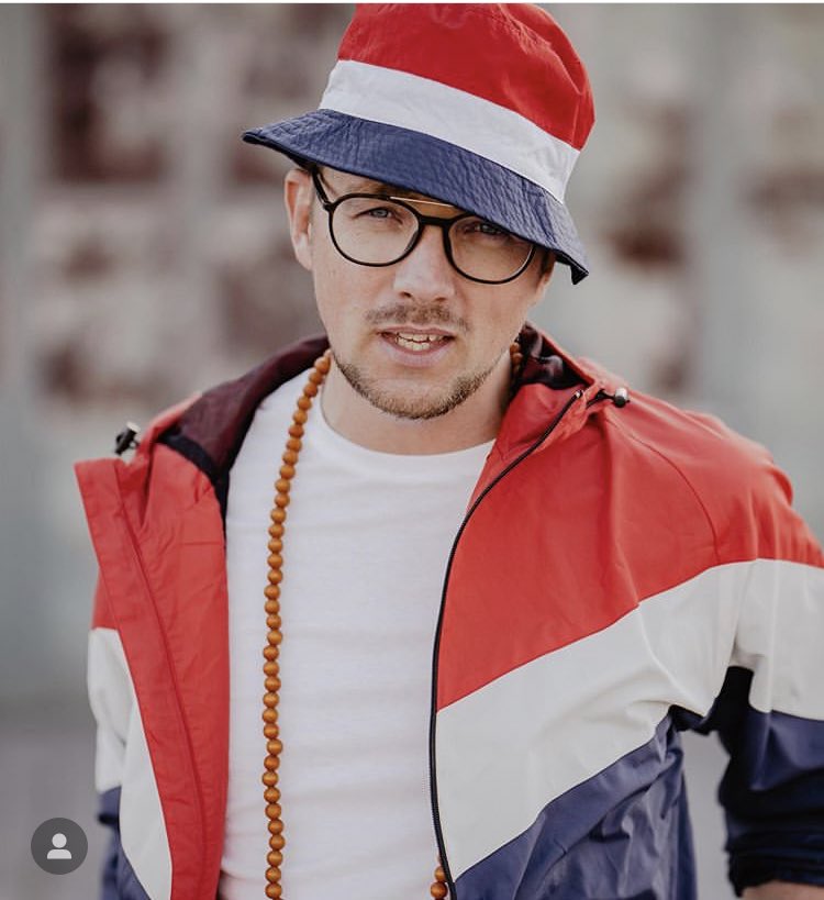 Ees:Foreign Exchange Teacher from Germany.. the type that will wear anything to school, Teach’s life skills, always motivating students in class instead of teaching. Drives a 1976 ford that was last serviced in 1820.