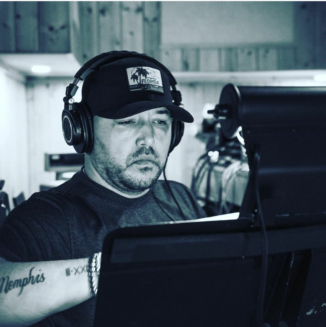 1049_thewolf's tweet photo. Jason Aldean back in the studio laying down vocals for a new album! https://t.co/8aKKiSuZ3n