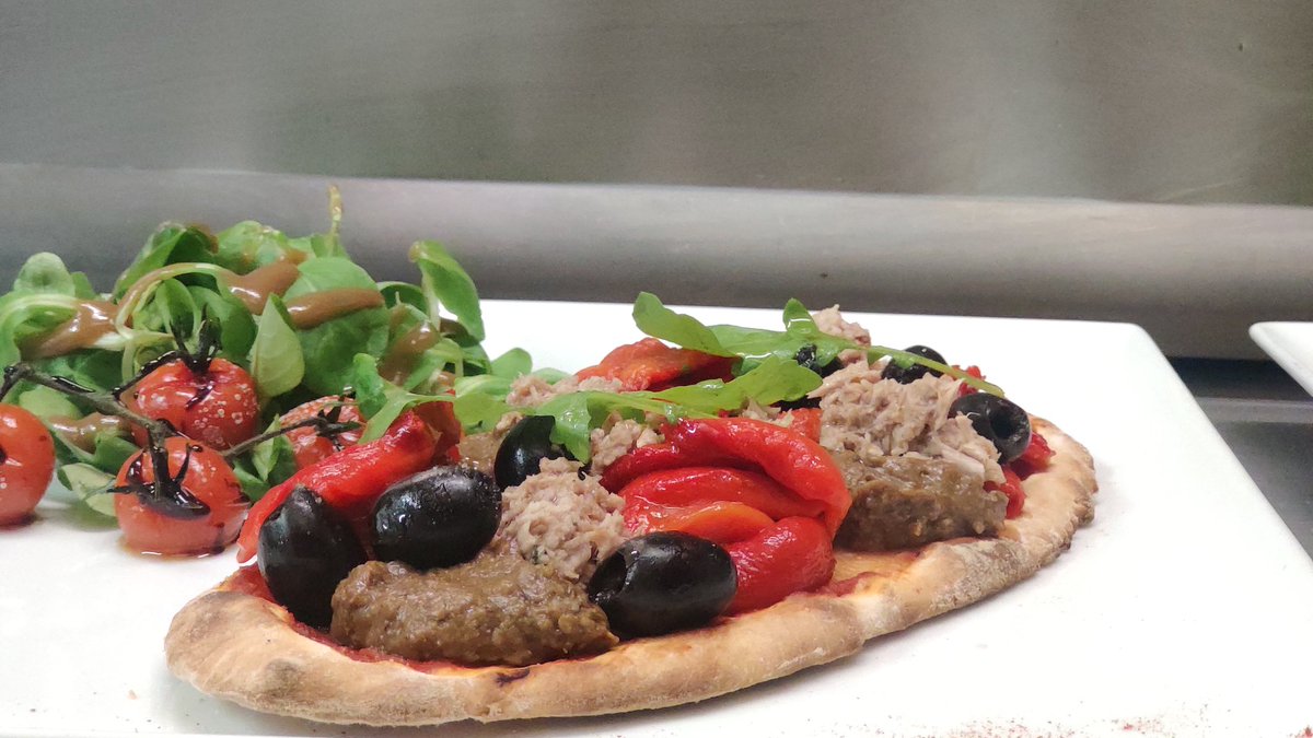 roselnoti's tweet photo. #importando #recetas de #catalunya a #francia 
#torrada de #escalibada a mi manera. 
#pimientoasado #caviardeberenjena #aceitunasnegras #atúnenlata #aceitedeoliva #salenescama
#basedepizza #rúcula https://t.co/BHXCEVM2OY