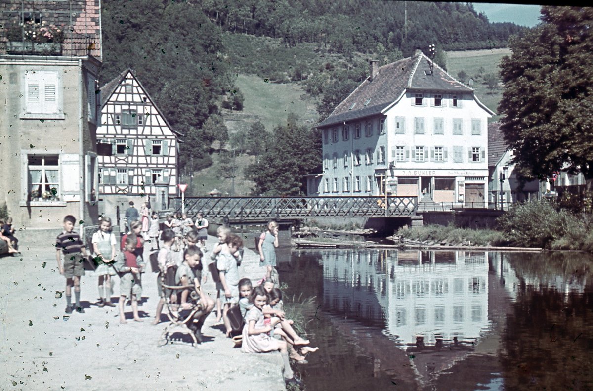 ddbkultur's tweet photo. Schöne Sache: Kürzlich kamen vom Museum am Markt Schiltach Stadtansichten aus den 1930er/40er Jahren in unser Portal. Die Suche in der DDB nach der eigenen Heimatgemeinde kann Erstaunliches zutage fördern. Zeigt uns doch mal, was Ihr findet - viel Spaß! 😉https://t.co/GjjhuVRLnu https://t.co/pEdnvzCQxD