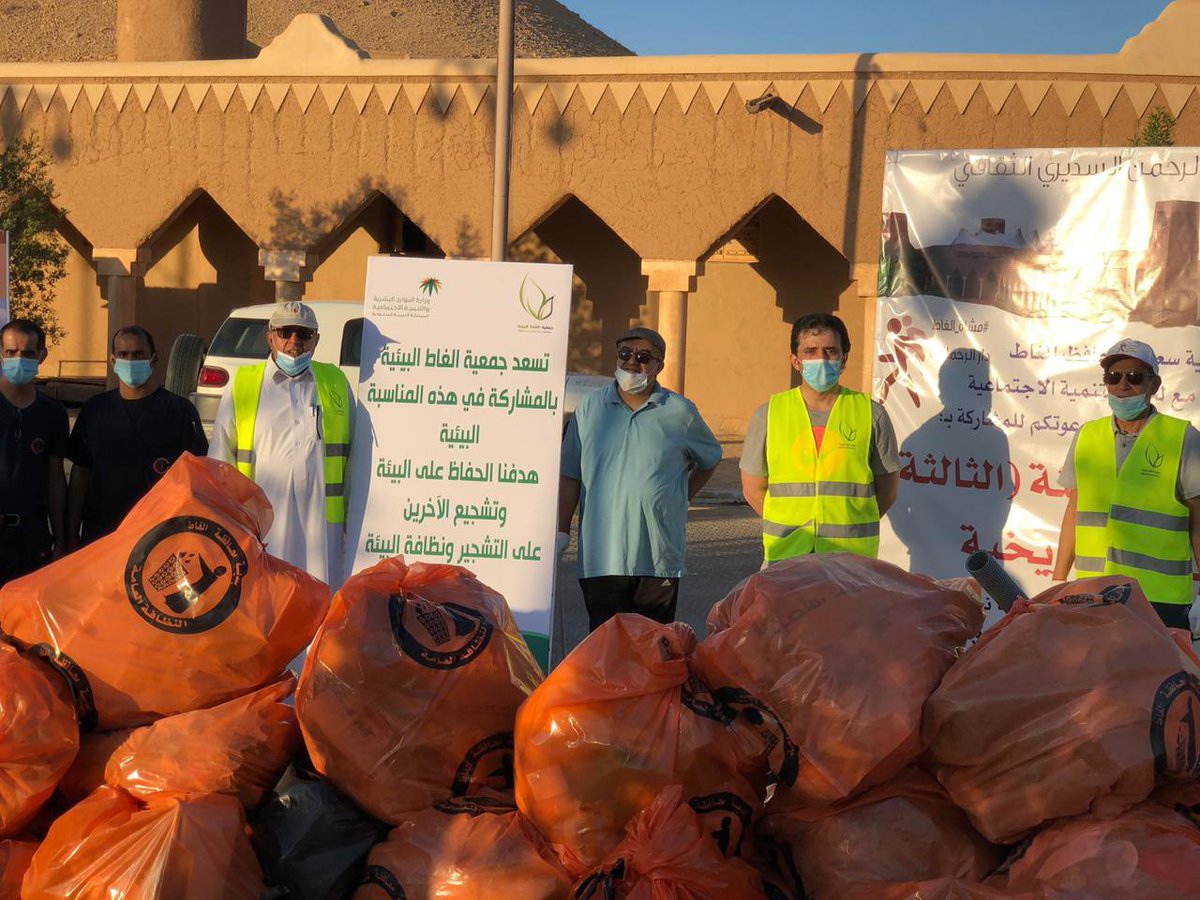 saad_alhussein's tweet photo. سعدت اليوم أنا والزملاء في @enviro_alghat بالمشاركة في حملة نظافة البيئة (الثالثة) التي أقامتها @ALRahmaniah_ في( الغاط التاريخية) عصر هذا اليوم الخميس 19 ربيع الأول 1442هـ https://t.co/Q0co2wAXiz