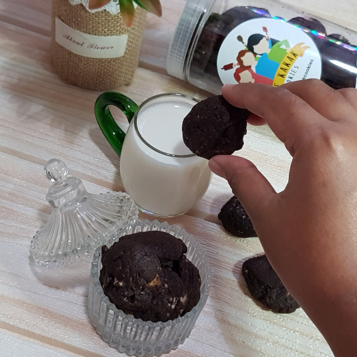 light_140829's tweet photo. To my Malaysian friends,
my family is greatly affected by Covid-19 pandemic and we've made the decision to sell cookies to support our family. 
Please help RT this post to let everyone know TheKakakCookies Triple Choc Cookies are now open for orders! https://t.co/N3ASBJwwf6