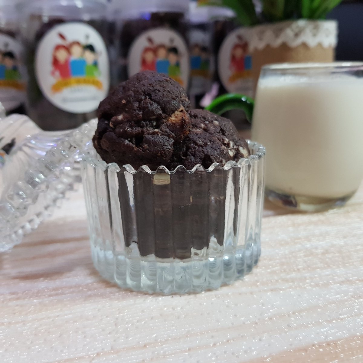 light_140829's tweet photo. To my Malaysian friends,
my family is greatly affected by Covid-19 pandemic and we've made the decision to sell cookies to support our family. 
Please help RT this post to let everyone know TheKakakCookies Triple Choc Cookies are now open for orders! https://t.co/N3ASBJwwf6