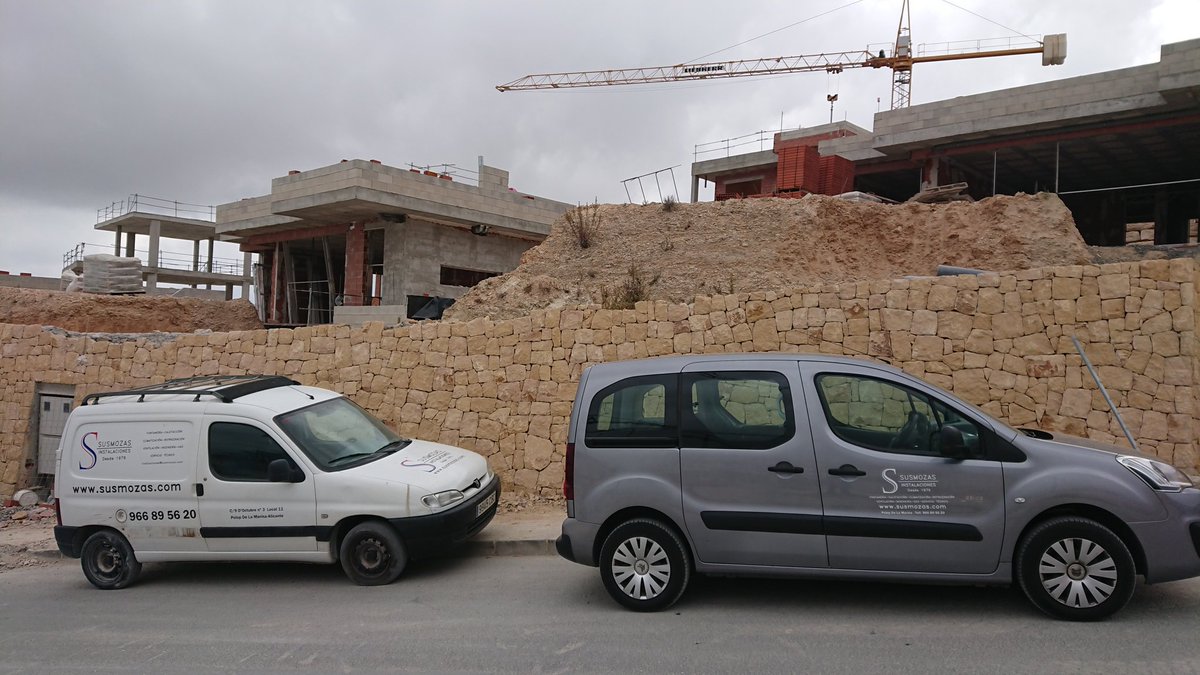 SusmozasINST's tweet photo. Finalizando la instalación de fontanería, 🚽 climatización ❄️🔥 y aerotermia en la primera fase de viviendas unifamiliares de #Camporroso #Finestrat y empezando otra nueva fase 😍 🚧 💧
#instalamos #reparamos #mantenemos
https://t.co/GncImCG2PW https://t.co/QYXE3op0UO