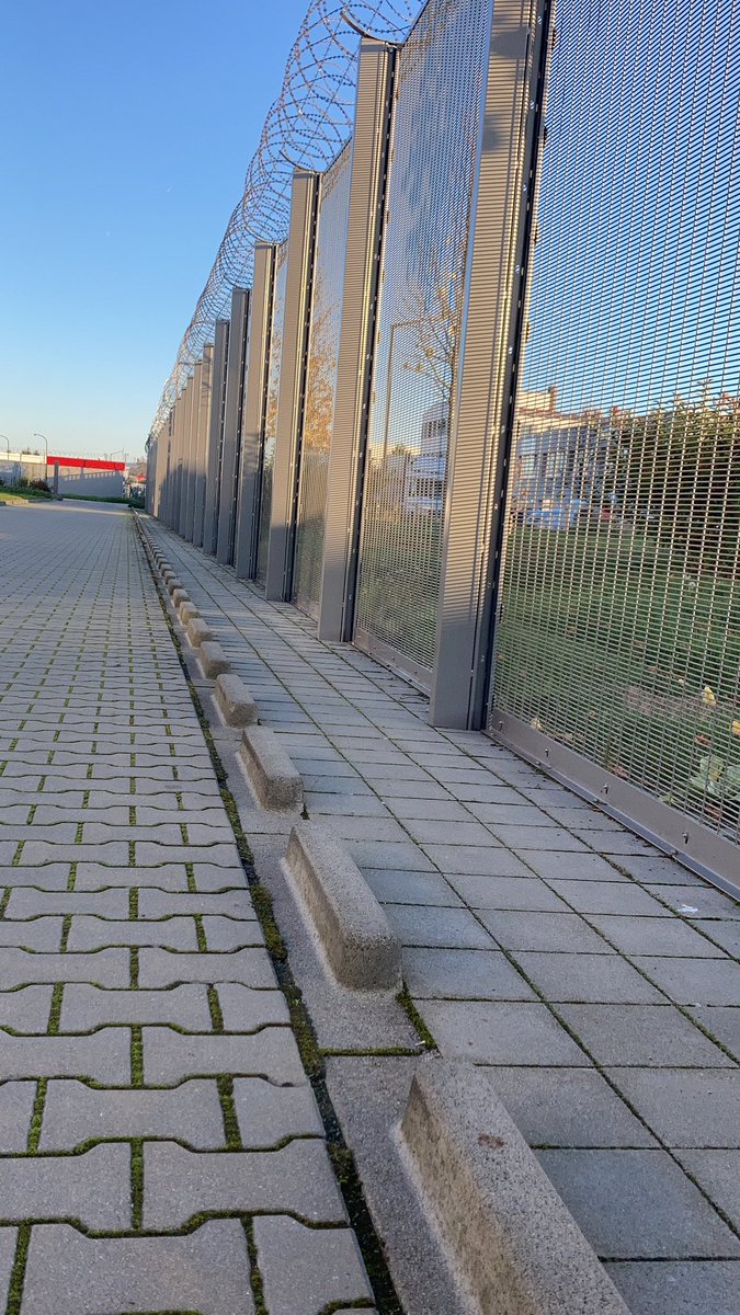 zeugco's tweet photo. Diesmal bei Sonnenuntergang bei @Hetzner_Online. Heute steht der Einbau der neuen QFX3500 an, sowie die daraus resultierende neu Verkabelung. https://t.co/JjZBAUNBUl