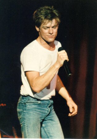 YofuiaEGB's tweet photo. Felicitamos a Bryan Adams que hoy cumple 61 años. https://t.co/otqT5zB5LJ