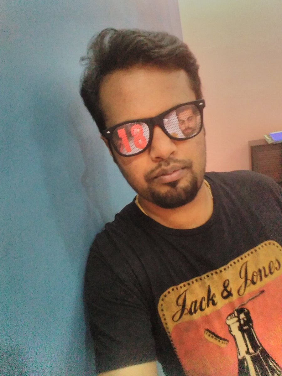 s1ddharth_'s tweet photo. Happy Birthday @imVkohli #ViratKohli #HappyBirthdayViratKohli #RCBvSRH #KingKohli #kohlifan @aajtak @ZeeNews @IPLselfie https://t.co/WpxQJegZXL