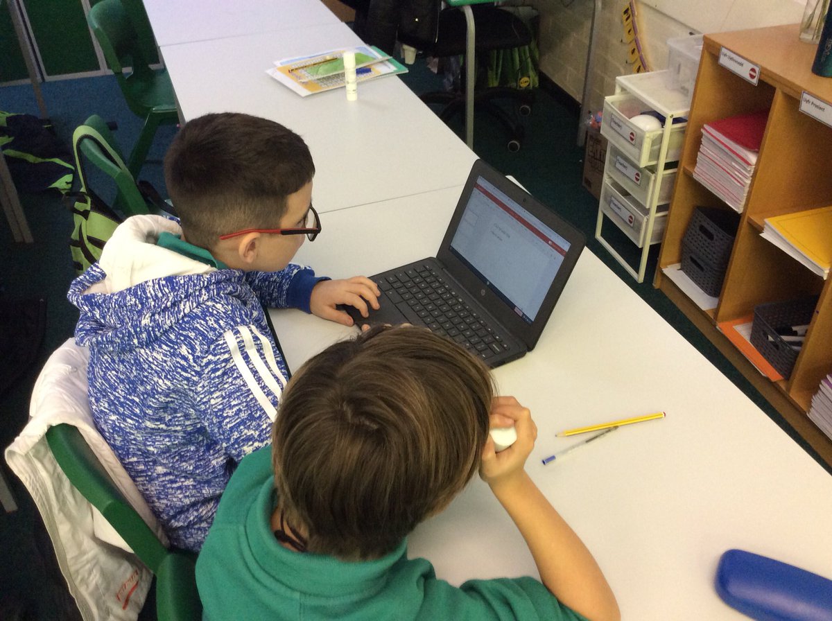 Springwood_Prm's tweet image. #SpringHarlech collecting research on renewable energy ready for their presentations.