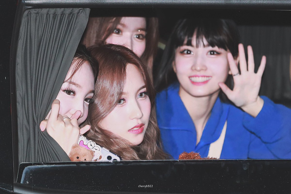 201105 옹기종기 귀여워
#TWICE #트와이스 
#나연 #미나 #모모 #사나