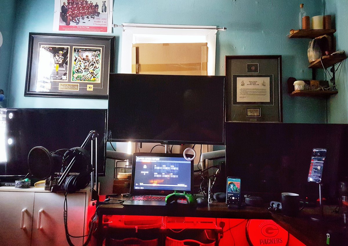 _zombieoverlord's tweet photo. @TropicsCove 😂😂😂 this is what I was talking about in the live this morning too many screens can be a hindrance #twitchissues #streaming #twitch #morningmeleeonly #coffeetime #LIVE #twitchstreamer #pc #ps4 #Xbox #switch https://t.co/hVSarnSDGu