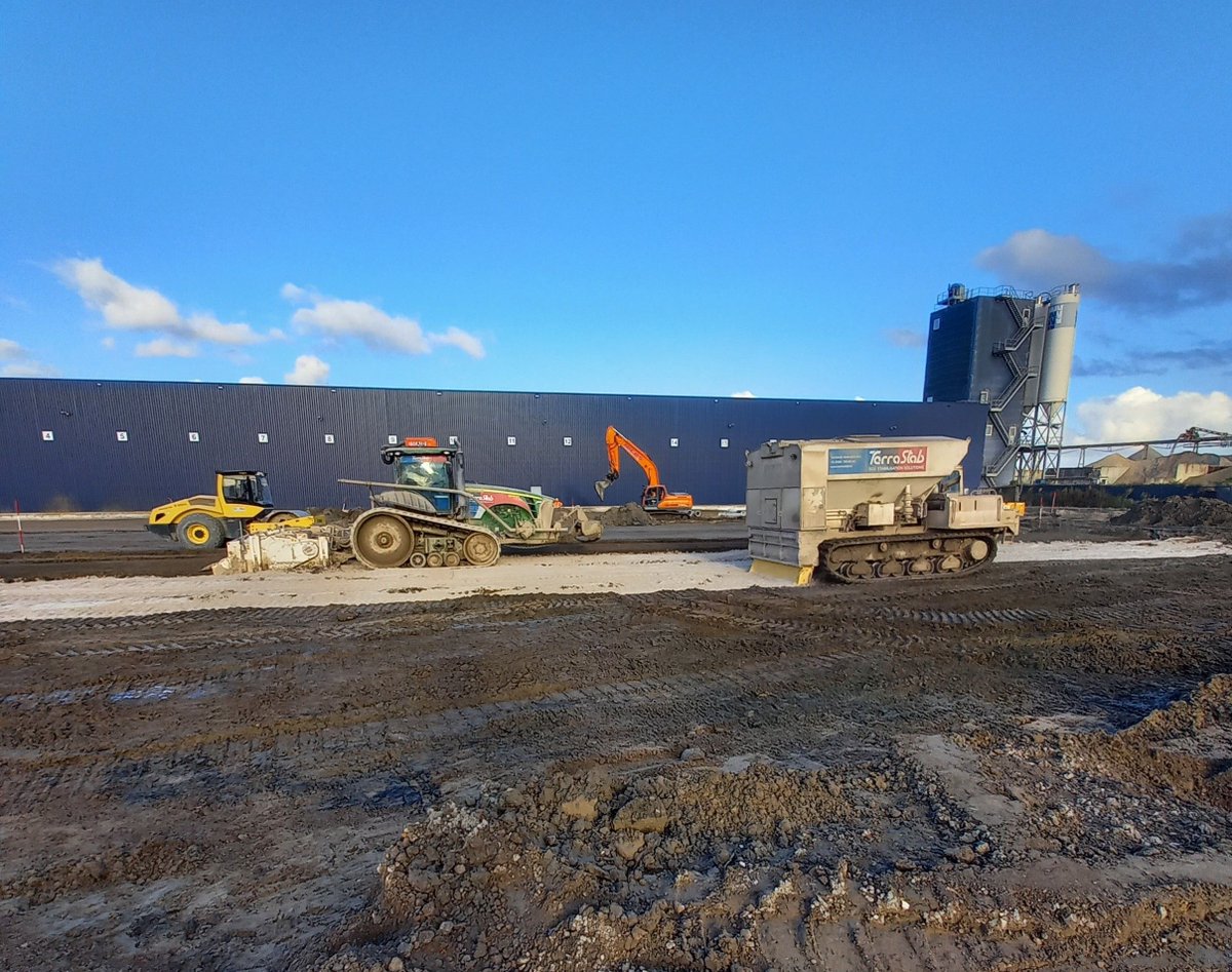 terrastab's tweet photo. Terrastab is in Kampen gestart met het draagkrachtig maken van de de laatste 11.000 m2 grond. Verdeeld over 3 verschillende fases zijn de werkzaamheden uitgevoerd in samenwerking met Roelofs en VDK Equipment voor de opdrachtgever Betonson Prefab B.V./Van Nieuwpoort Groep. https://t.co/5MJq6aw8EJ
