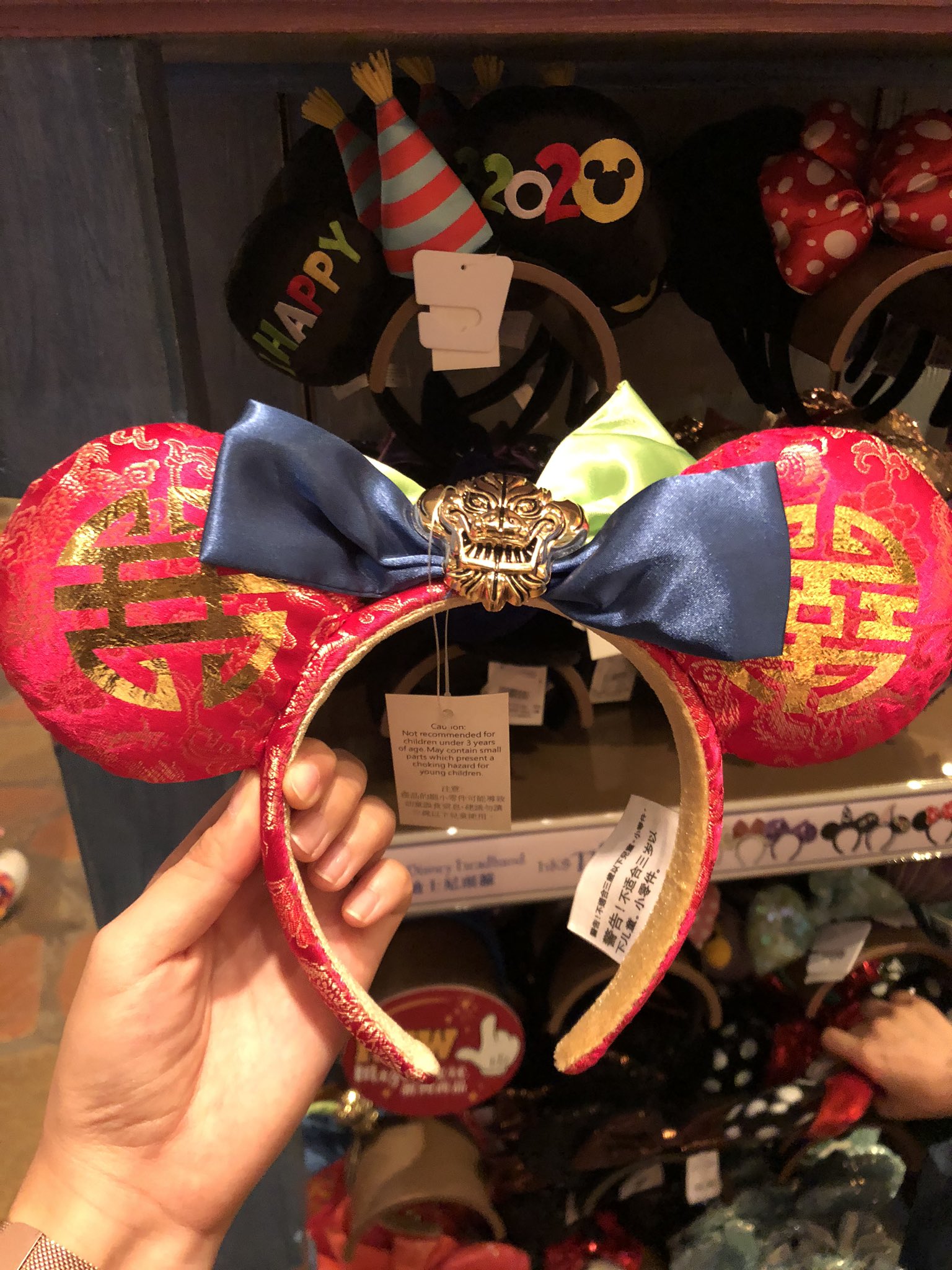 Temtem Hkdl 新発売のカチューシャですが 驚いて二度見した どんなに可愛い服を着て行っても 全部このドラゴンにもっていかれるんだろうなぁw インパクト強め あいにゃんとかこのカチューシャにどんな服合わせるんだろう 香港ディズニーランド