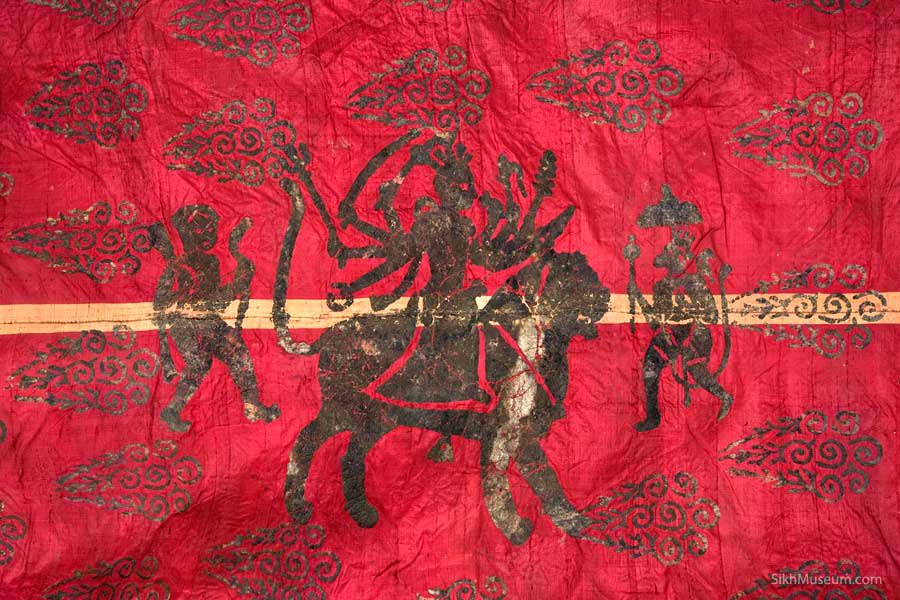 majorarvind's tweet photo. Here is flag of Maharaja Ranjit Singh of Punjab. Durga Ma in centre, Sri Hanuman to her right &amp; Bhairava to left. This Flag waved over Jamrud fort inside Afghan territory (Khyber) in October 1836. 
@VasundharaBJP
@MakrandParanspe 
@Sanjay_Dixit
@ShefVaidya @Tarunvijay https://t.co/n7gDx7RNIR