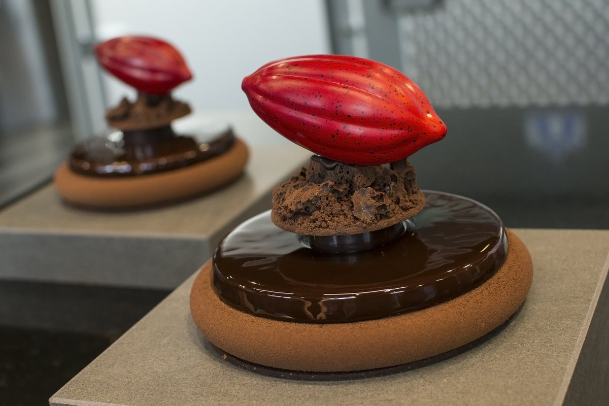 Tartaleta por <a href="/albert_davi/">davi albert</a>. Una espectacular tarta(leta) con una haba de chocolate casi a tamaño real. 🤩😲
.
#viernes✌ #creatividad #tarta #pastel #pastrylove #pastrypassion