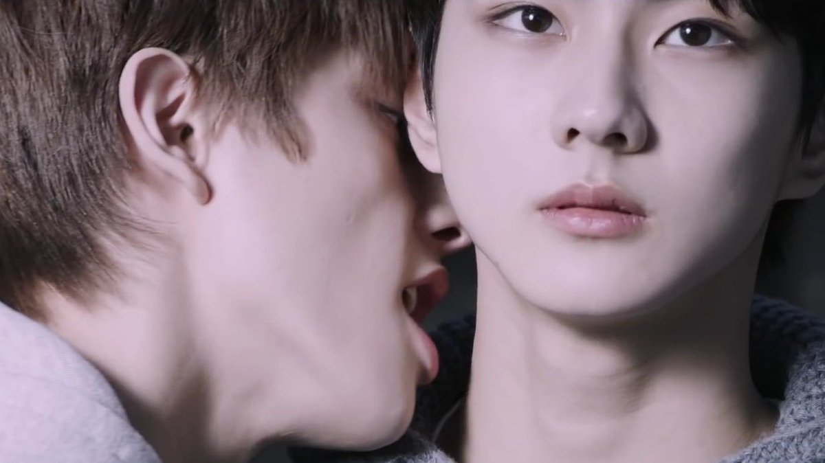 jungwonsyeobo's tweet photo. THEORY: *this theory is kab*b*han haha*
JAKE BITE JUNGWON AND JUNGWON BITE NI-KI THAT'S WHY NI-KI IS CRAWLING ON THE TRAILER 2 AND HE TURNED INTO A VAMPIRE?? 😂LMAOO https://t.co/5wA3xP3ygM