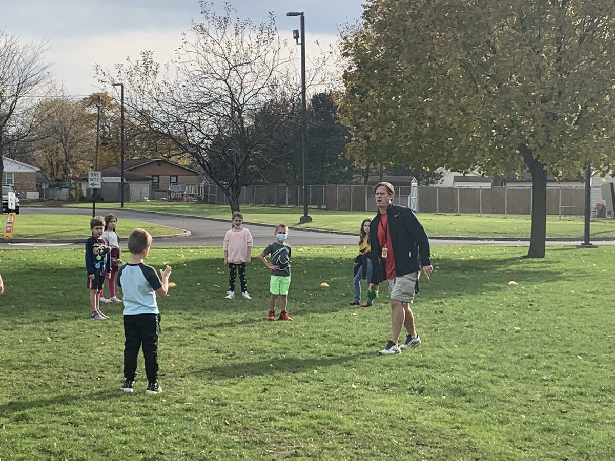JASElementary's tweet photo. Mr. Dugan’s PE class enjoying this beautiful November weather - practicing tossing and catching outside!⭐️#JASElem https://t.co/Dfk98WEFjP