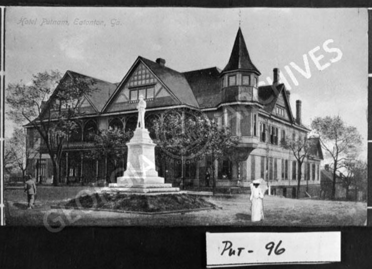 DowntonEatonton's tweet photo. #ThrowbackThursday This photo of Hotel Putnam was taken in 1910. The building was located where Farmers & Merchants Bank is currently located. #thisplacematters #gamainst #downtowneatonton #eatontonga https://t.co/p8ETxryTwx