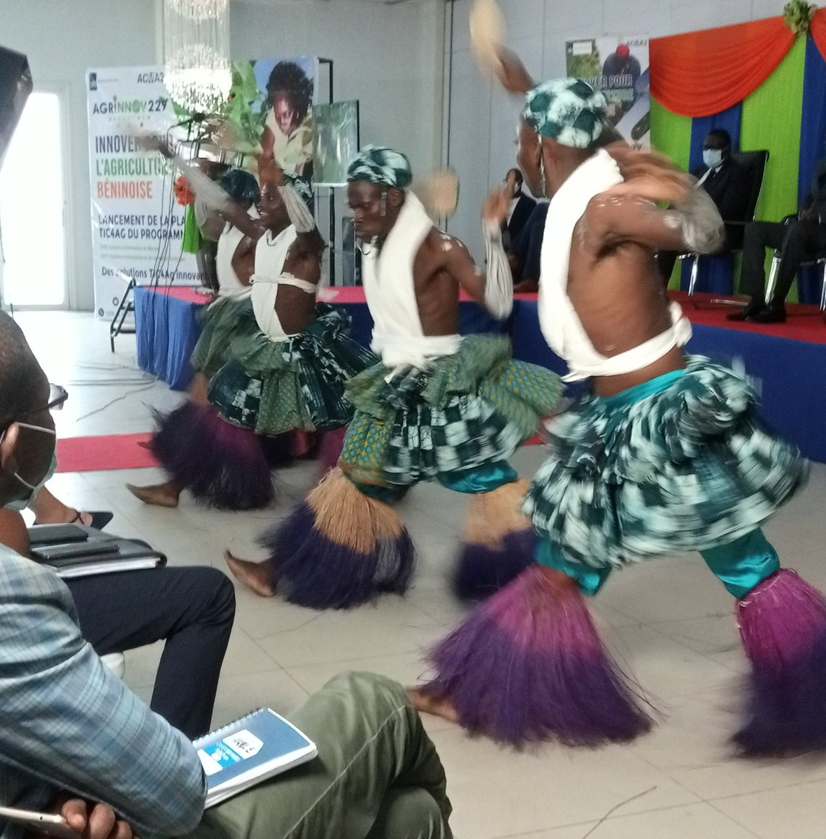 QuenumLorraine's tweet photo. #Agrinnov229
Petit tableau artistique avec la troupe de danse #LesArchanges qui nous a fait voyager vers l'Ouémé.

@ACMA2BENIN @IFDCnews @100KIT @CARE_BeninTogo @DangbegnonC @eboexson @OumouMCamara1 @EdahClement1 https://t.co/hFQmD7Ozz6 https://t.co/WzBg1FDoO5