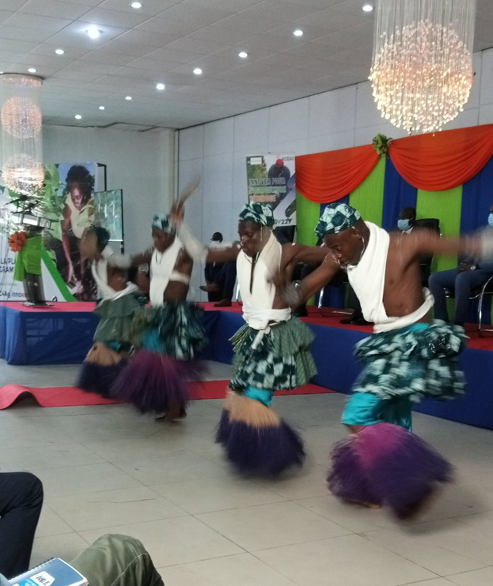 QuenumLorraine's tweet photo. #Agrinnov229
Petit tableau artistique avec la troupe de danse #LesArchanges qui nous a fait voyager vers l'Ouémé.

@ACMA2BENIN @IFDCnews @100KIT @CARE_BeninTogo @DangbegnonC @eboexson @OumouMCamara1 @EdahClement1 https://t.co/hFQmD7Ozz6 https://t.co/WzBg1FDoO5