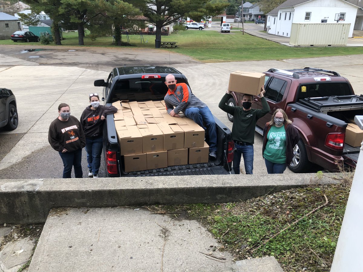 NYHSprincipal's tweet photo. The English Department picks up 1,483 books from HAPCAP through a generous donation by @TheMolinaFoundation. The books are to increase their classroom libraries for more independent student reading choices. #HAPCAP #thankyou #buckeyesread #buckeyefamily https://t.co/WwA5kTzGfj