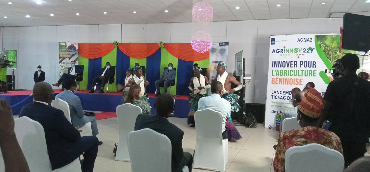 QuenumLorraine's tweet photo. #Agrinnov229
Petit tableau artistique avec la troupe de danse #LesArchanges qui nous a fait voyager vers l'Ouémé.

@ACMA2BENIN @IFDCnews @100KIT @CARE_BeninTogo @DangbegnonC @eboexson @OumouMCamara1 @EdahClement1 https://t.co/hFQmD7Ozz6 https://t.co/WzBg1FDoO5