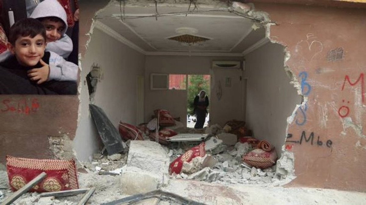 ahmetbozkus's tweet photo. 19 bin ₺!

Furkan ve Muhammet, iki kardeş. Birisi 6, diğeri 7 yaşındaydı. Evlerinde uyurken polis panzeri duvarı yıkıp içeri girdi. İkisi de ezilerek öldü. Üç yıl önce, Silopi'de.

İki hayatın karşılığı: 19 bin ₺ https://t.co/rZR8VZ2cgb